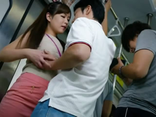 日本女子校生 在捷運上熱吻與打手槍