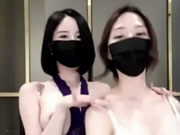 兩個口罩裸女跳舞